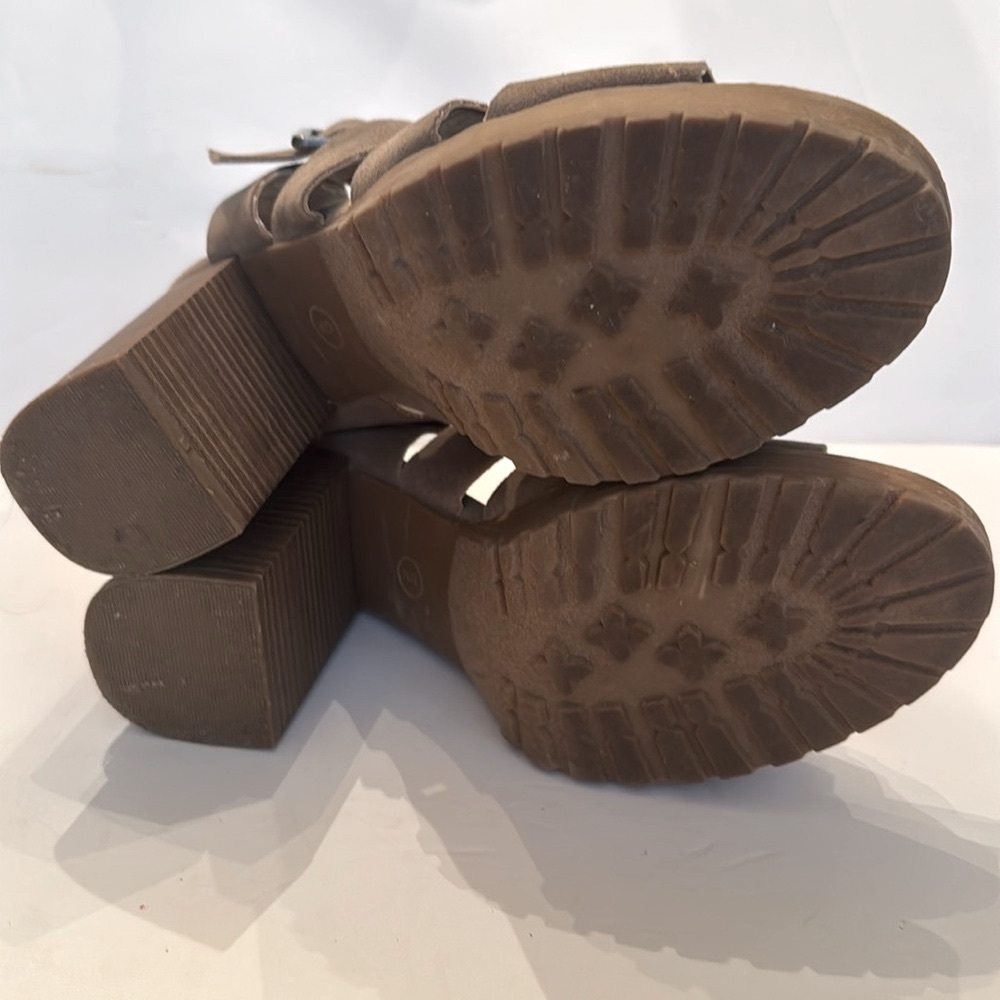 UNIVERSAL THREAD Anastasia Taupe Ankle Strap Buckle Chunky Wooden Heel Women 9 - Picture 5 of 7